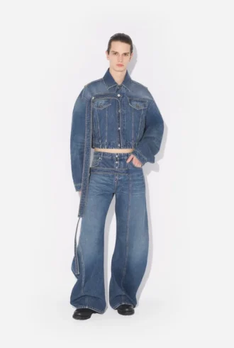 De blauwe denim-Jeans met riem
