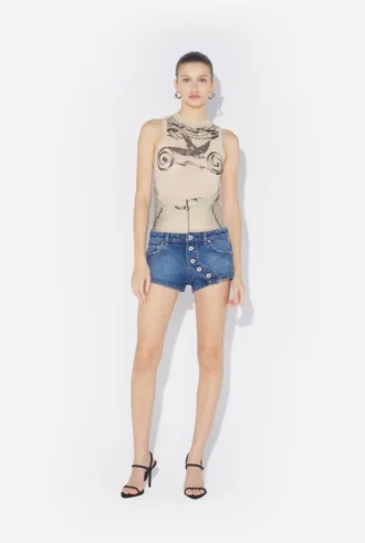 De blauwe denimshort met knopen