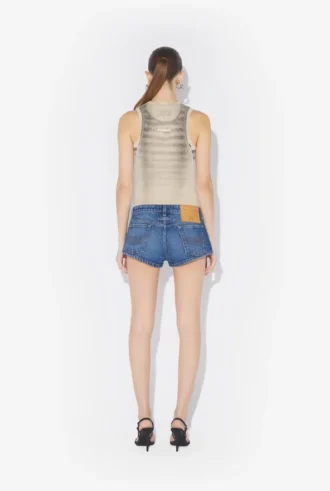 De blauwe denimshort met knopen