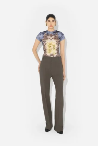 De broek met knoopsgaten