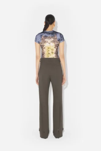 De broek met knoopsgaten