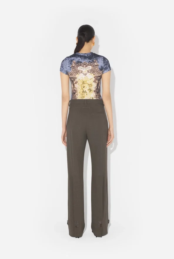 De broek met knoopsgaten De broek met knoopsgaten
