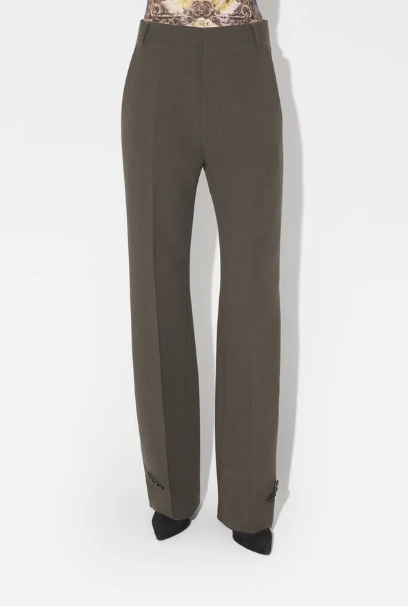 De broek met knoopsgaten De broek met knoopsgaten