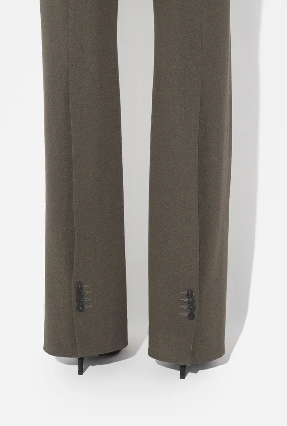 De broek met knoopsgaten De broek met knoopsgaten