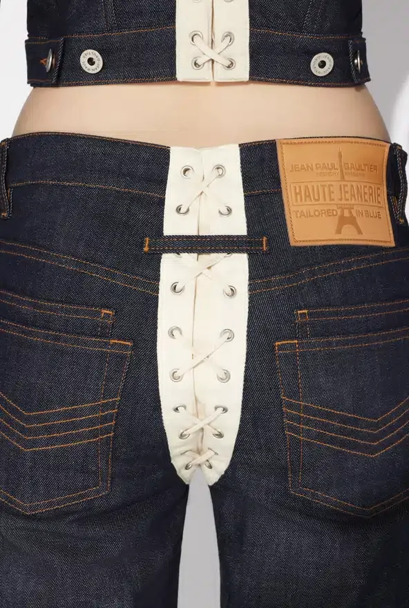 De contrasterende denim-Jeans met vetersluiting De contrasterende denim-Jeans met vetersluiting