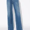 De denim-Jeans met riemen De denim-Jeans met riemen