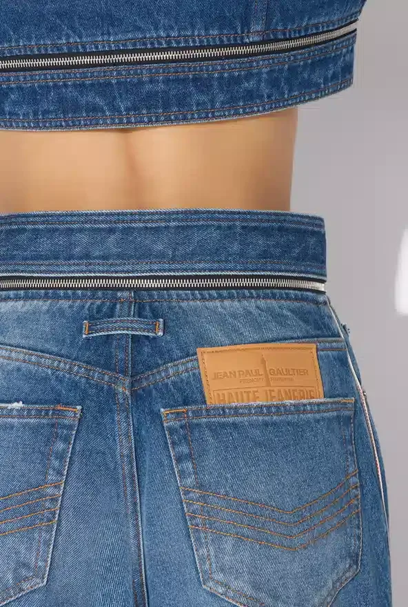 De denim-Jeans met riemen De denim-Jeans met riemen