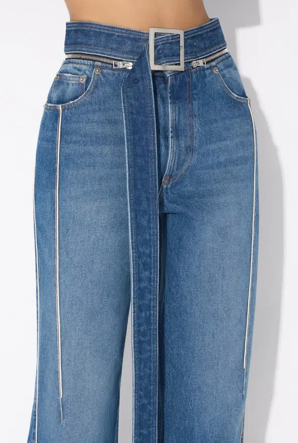 De denim-Jeans met riemen De denim-Jeans met riemen