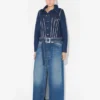De denimmantel die op twee manieren gedragen kan worden