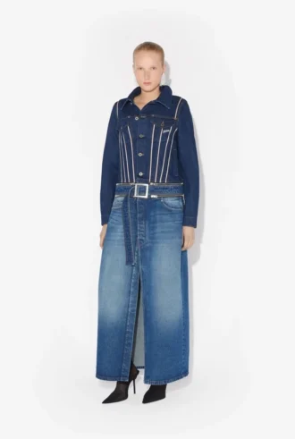 De denimmantel die op twee manieren gedragen kan worden De denimmantel die op twee manieren gedragen kan worden