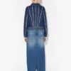 De denimmantel die op twee manieren gedragen kan worden