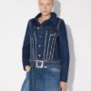 De denimmantel die op twee manieren gedragen kan worden