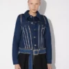 De denimmantel die op twee manieren gedragen kan worden