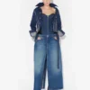De denimmantel die op twee manieren gedragen kan worden