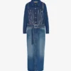 De denimmantel die op twee manieren gedragen kan worden