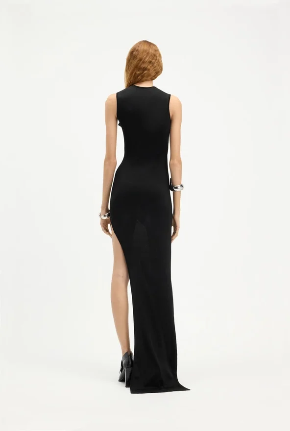 De lange asymmetrische jurk De lange asymmetrische jurk