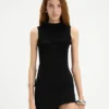 De lange asymmetrische jurk De lange asymmetrische jurk