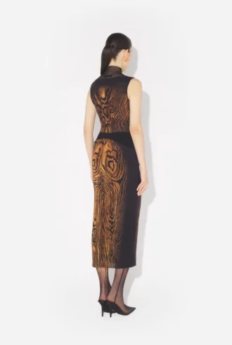 De lange gedrapeerde Wood-rok