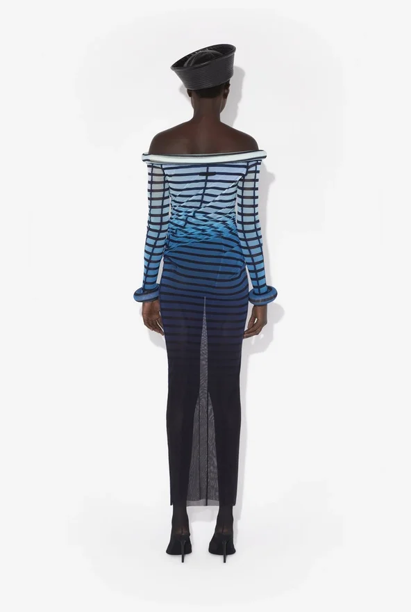 De lange jurk met 3D-strepen De lange jurk met 3D-strepen