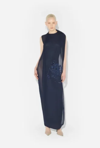 De lange marineblauwe geborduurde jurk