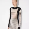 De lange marinière-jurk van twee materialen De lange marinière-jurk van twee materialen