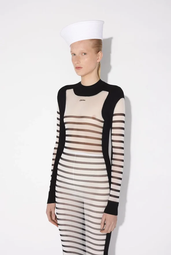 De lange marinière-jurk van twee materialen De lange marinière-jurk van twee materialen