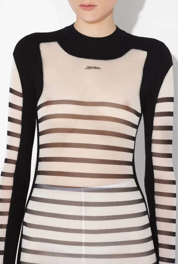 De lange marinière-jurk van twee materialen De lange marinière-jurk van twee materialen