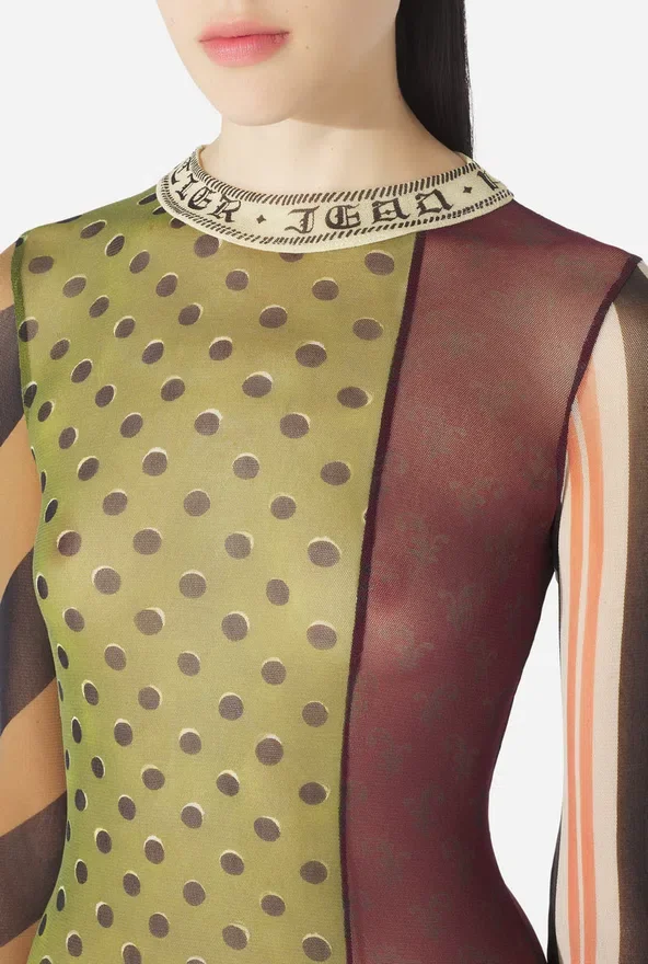 De lange patchworkjurk De lange patchworkjurk