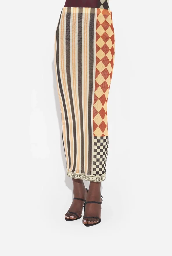 De lange patchworkrok De lange patchworkrok