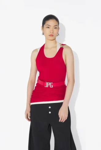 De rode gedrapeerde dubbele tanktop