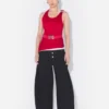 De rode gedrapeerde dubbele tanktop De rode gedrapeerde dubbele tanktop