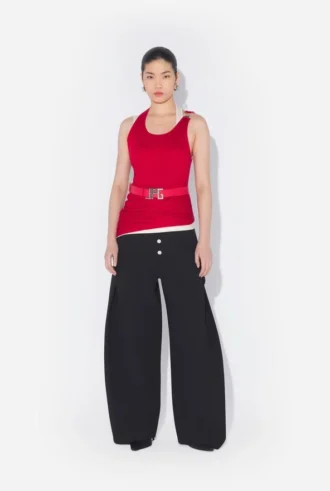 De rode gedrapeerde dubbele tanktop