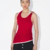 De rode gedrapeerde dubbele tanktop De rode gedrapeerde dubbele tanktop