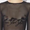 De ‘Tattoo Ruban’-top met flockprint De ‘Tattoo Ruban’-top met flockprint