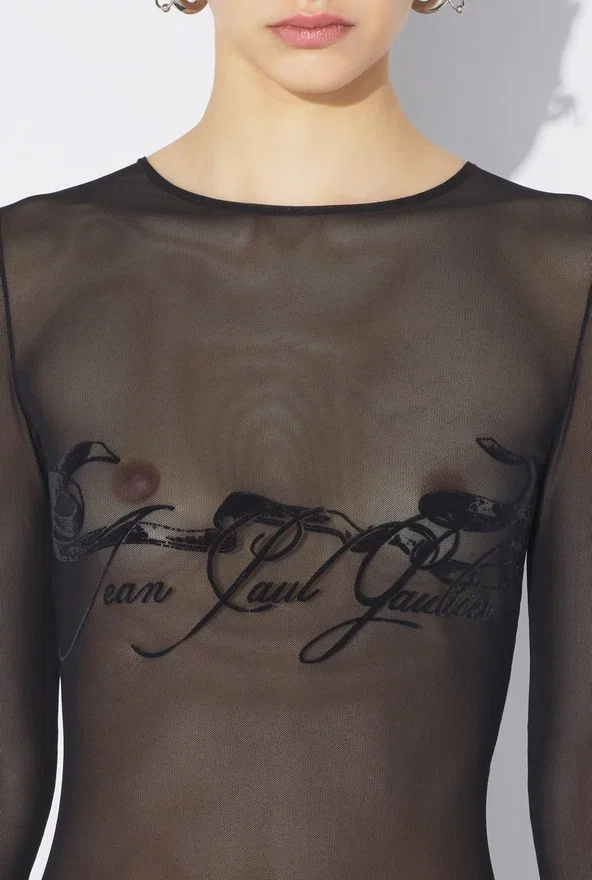 De ‘Tattoo Ruban’-top met flockprint De ‘Tattoo Ruban’-top met flockprint