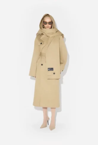 De trenchcoat met capuchon De trenchcoat met capuchon