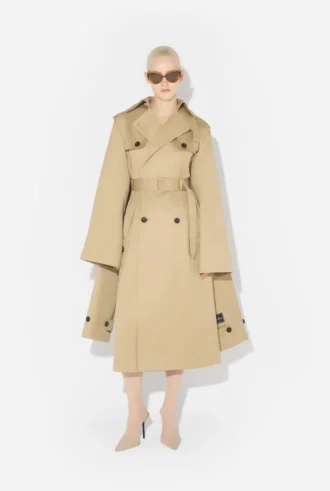 De trenchcoat met capuchon De trenchcoat met capuchon