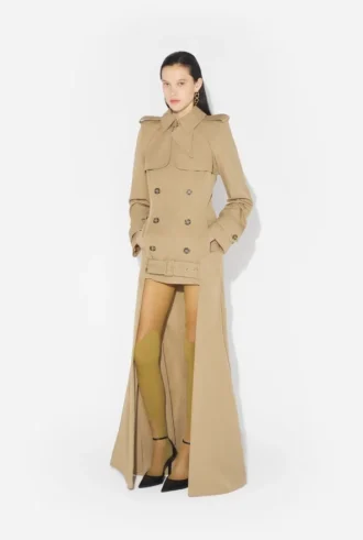 De trenchcoat met uitsnijdingen De trenchcoat met uitsnijdingen