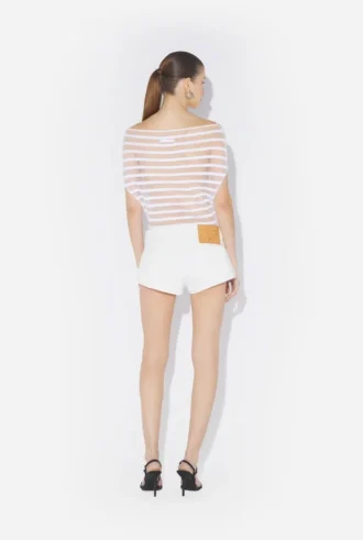 De witte denimshort met knopen