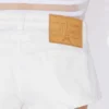 De witte denimshort met knopen