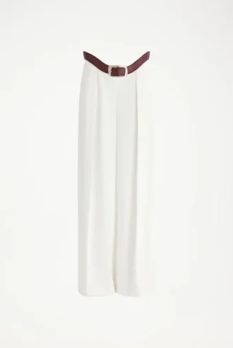 De witte, getailleerde broek
