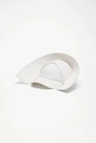 De witte matrozenpet