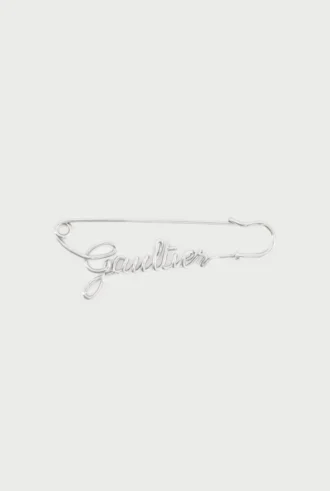 De zilverkleurige Gaultier-broche