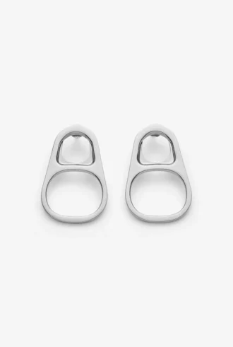 De zilverkleurige ring-pull oorbellen