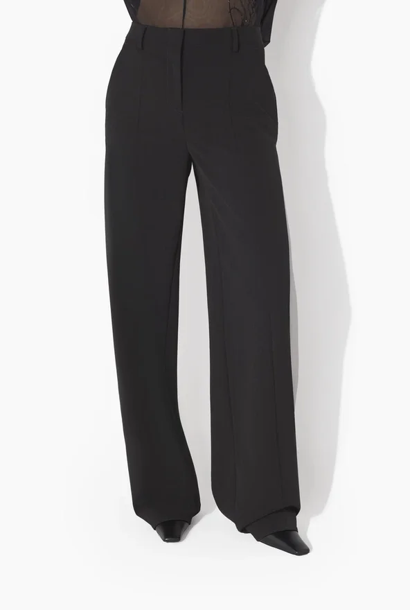 De zwarte broek met beugels De zwarte broek met beugels
