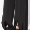 De zwarte broek met beugels De zwarte broek met beugels