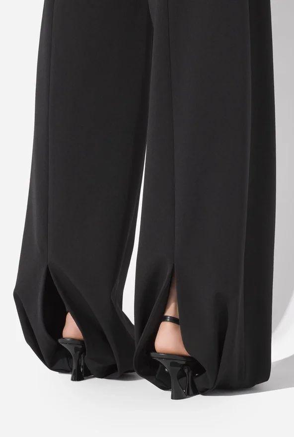 De zwarte broek met beugels De zwarte broek met beugels