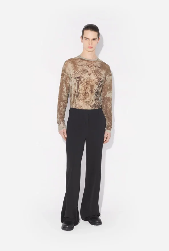 De zwarte broek met beugels De zwarte broek met beugels