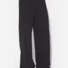 De zwarte broek met beugels De zwarte broek met beugels