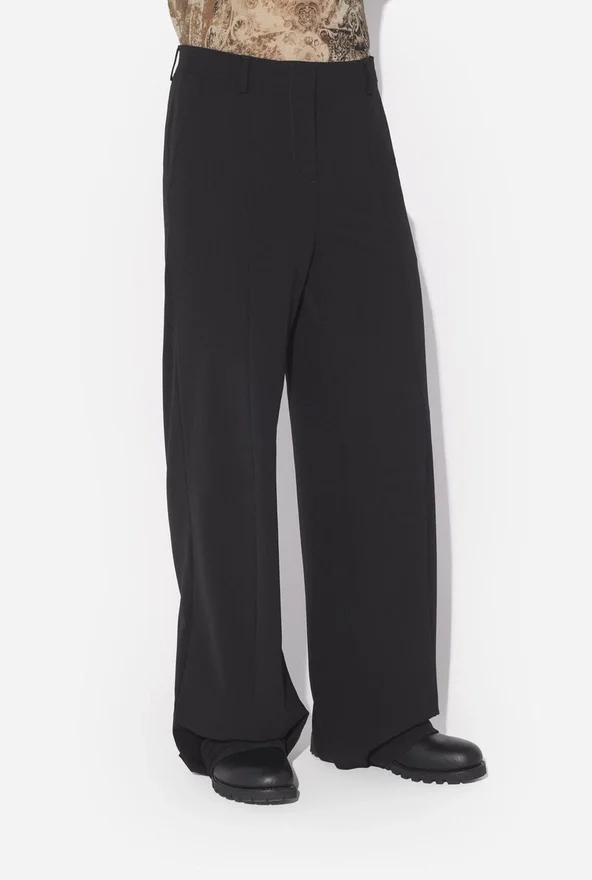 De zwarte broek met beugels De zwarte broek met beugels
